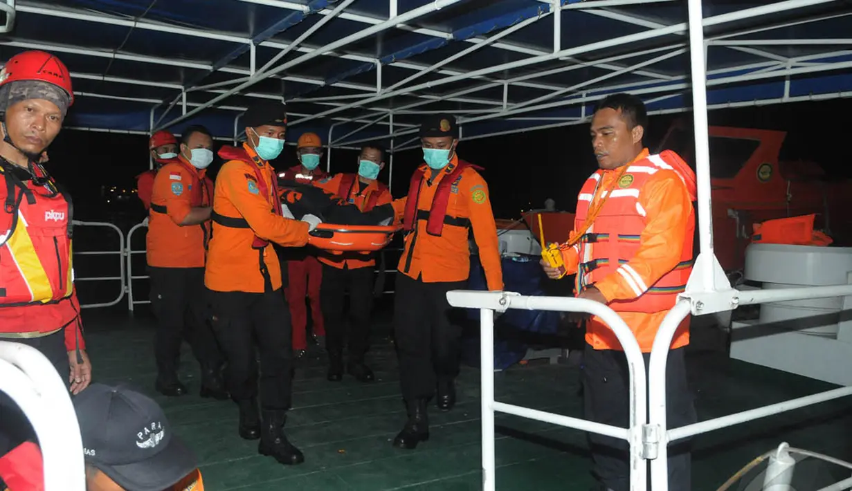 Anggota SAR saat bersiap menurunkan jenazah korban AirAsia dari kapal milik Basarnas di Pelabuhan Kumai, Kotawaringin Barat, Kalteng, Rabu (7/1/2015) dini hari. (Liputan6.com/Herman Zakharia)