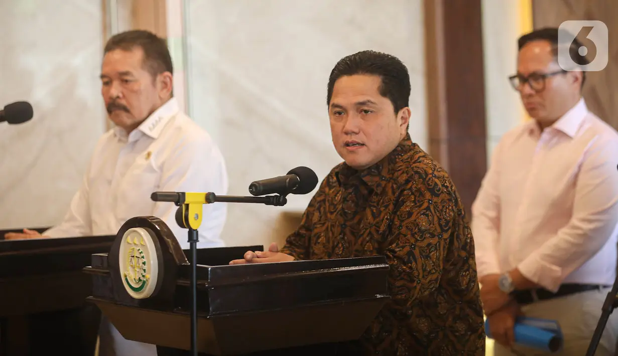 Menteri BUMN Erick Thohir (tengah) bersama Jaksa Agung ST Burhanuddin (kiri) saat menyampaikan keterangan usai pertemuan terkait penyerahan pengelolaan aset perkara Jiwasraya dan Asabri dari Kejaksaan Agung kepada Kementerian BUMN di Gedung Kejaksaan Agung, Jakarta, Senin (6/3/2023). Dalam pertemuan tersebut, Erick Thohir mengungkapkan ada penemuan kasus baru untuk diproses dan diselidiki oleh Kejaksaan Agung. (Liputan6.com/Faizal Fanani)