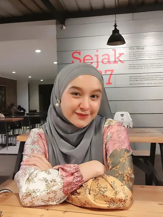 Potret manis lainnya dari Hersa Rahayu saat makan. Ia mengenakan atasan bernuansa pink bercorak floral, dipadunya mengenakan hijab abu-abu polos. [Foto: Instagram/hersa_echaa]