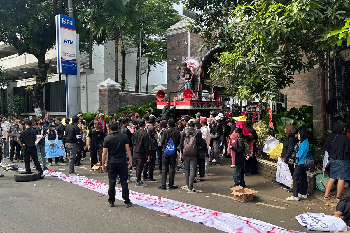 Ratusan massa dari Perkumpulan Pemuda Keadilan dan Solidaritas Pekerja Sritex menggeruduk Gedung Kejaksaan Agung (Kejagung), Jakarta, Senin (2/6) (Istimewa)