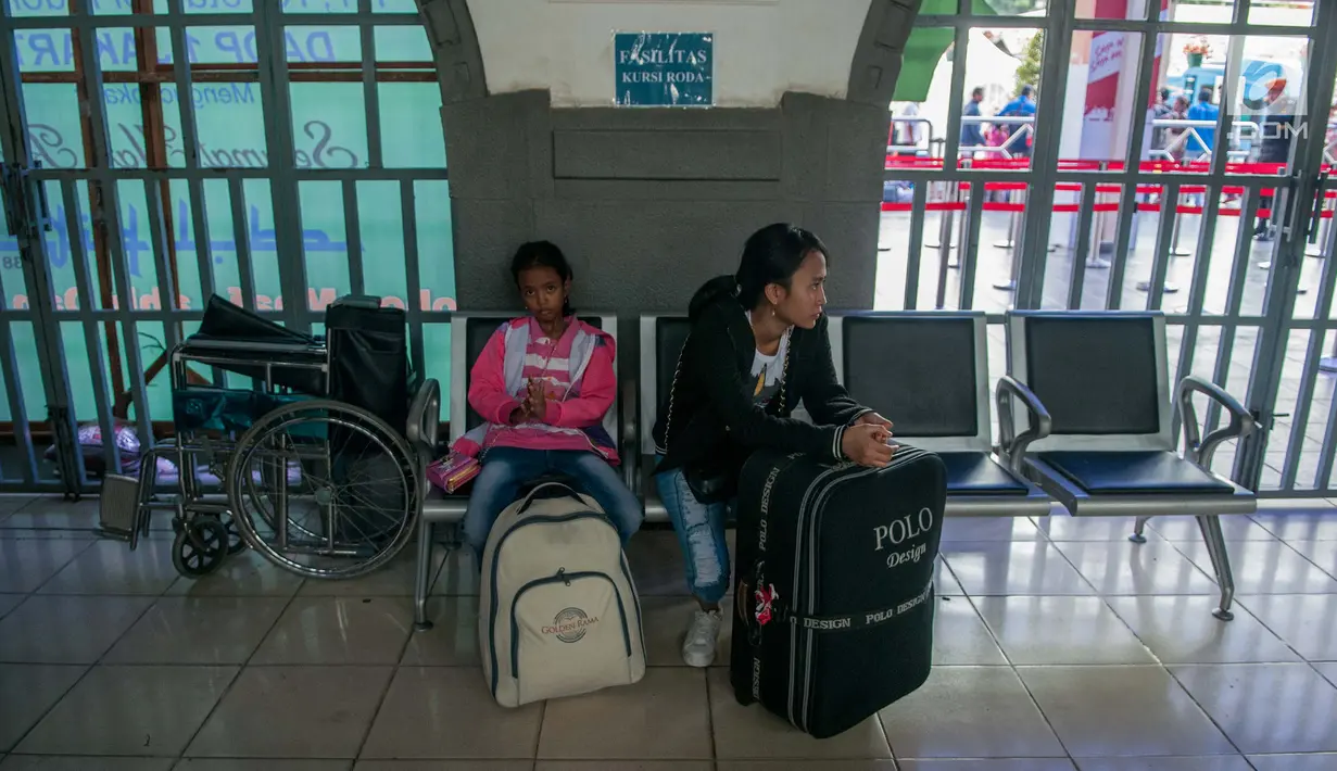 Sejumlah pemudik menunggu keberangkatan kereta di Stasiun Senen, Jakarta, Senin (19/6). Puncak arus pemudik di stasiun Senen diperkirakan terjadi pada H-1 Lebaran (24/6/2017). (Liputan6.com/Gempur M Surya)