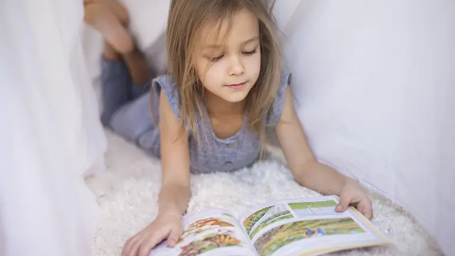 Ilustrasi anak membaca buku, cerita pendek