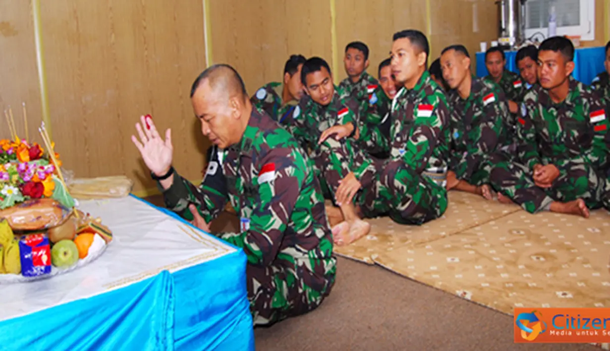 Citizen6, Lebanon Selatan: Letkol Cpm Ida Bagus Rahwan Diputra, yang dituakan dalam Satgas Kontingen Garuda TNI di Lebanon memimpin persembahyangan Hari Raya Galungan dan diikuti prajurit TNI lainnya. (Pengirim: Badarudin Bakri)