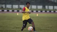 Gelandang serang anyar Bali United, Ilham Udin Armayn, mengontrol bola saat latihan jelang laga uji coba melawan Persib di Stadion Siliwangi, Bandung. (Bola.com/Vitalis Yogi Trisna)