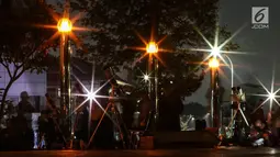 Warga menggunakan teleskop untuk melihat gerhana bulan sebagian (parsial) di Taman Ismail Marzuki, Jakarta, Rabu (17/7/2019) dini hari. Gerhana bulan terakhir dalam tahun 2019 ini merupakan fenomena jenis gerhana bulan parsial, karena masih ada yang tampak sebagian. (Liputan6.com/Johan Tallo)