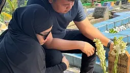 Di slide berikutnya, Assyifa memperlihatkan foto saat berziarah ke makam Zoltan. Kepergian sang buah hati bagaikan pukulan keras bagi Syifa dan suami. (Foto: Instagram/ syifaasyifaaa)