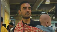 Makna Kain Jarik yang Dipakai Ario Bayu untuk Menggendong Anaknya di Pusat Perbelanjaan.&nbsp; (dok.Instagram @bayu_ario/https://www.instagram.com/bayu_ario/https://www.instagram.com/bayu_ario/p/DJipv2-po5d/Henry)