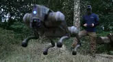 Operator dengan tanda panggilan Yuri mendemonstrasikan kemampuan robot anjing di lokasi yang dirahasiakan di Ukraina, di tengah invasi Rusia pada 7 Agustus 2024. (GENYA SAVILOV / AFP)