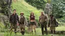 Dalam film tersebut, keempat pemain film Jumanji berusaha untuk keluar dari hutan agar bisa kembali ke dunia nyata. (scifinowcouk)