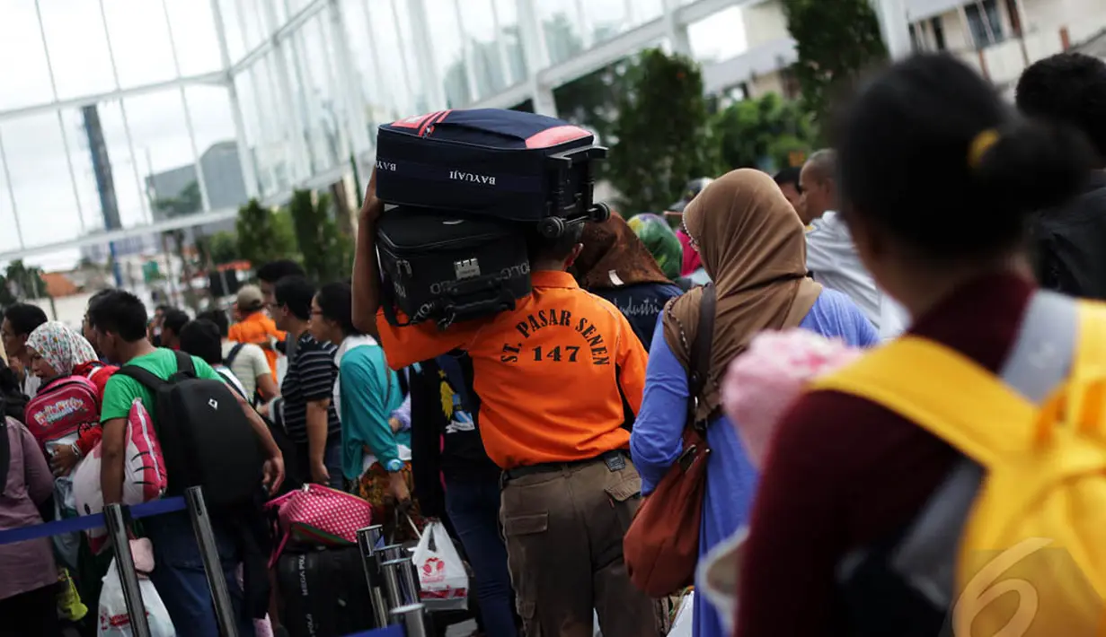 Para calon penumpang KA membawa barang bawaan, seperti tas koper besar di Stasiun Senen, Jakarta. Foto diambil pada Senin (29/12/2014). (Liputan6.com/Faizal Fanani)