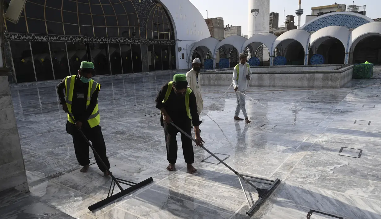 Seorang pekerja mendisinfeksi masjid Data Darbar menjelang Ramadan di Lahore, Pakistan pada Sabtu (10/4/2021). Sejumlah fasilitas masjid tersebut mulai dibenahi menjelang bulan Ramadan guna memberikan kenyamanan warga dalam beribadah. (Arif ALI / AFP)