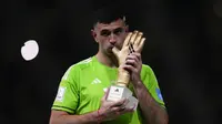 Kiper terbaik Piala Dunia 2022 jatuh ke tangan Emiliano Martinez. Penjaga gawang asal Aston Villa itu membukukan tiga clean sheet dan delapan kali kebobolan dari tujuh partai. (AP Photo/Manu Fernandez)