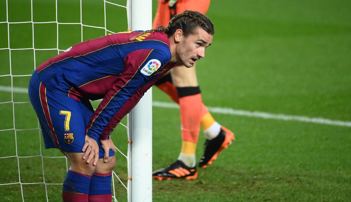 Antoine Griezmann. Berbagai gelar level Eropa telah diraih striker berusia 30 tahun asal Prancis ini saat di Atletico Madrid. Gelar juara Liga Spanyol tak pernah lepas dari dua pesaing, Real Madrid dan Barcelona. Musim ini masih punya peluang juara Liga domestik bersama Barcelona. (AFP/Lluis Gene)