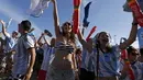 Di pantai Copacabana, Brasil, para fans tampak bersorak setelah Argentina berhasil menang 1-0 atas Belgia dan dipastikan lolos ke semifinal, Sabtu (5/7/14). (REUTERS/Pilar Olivares)