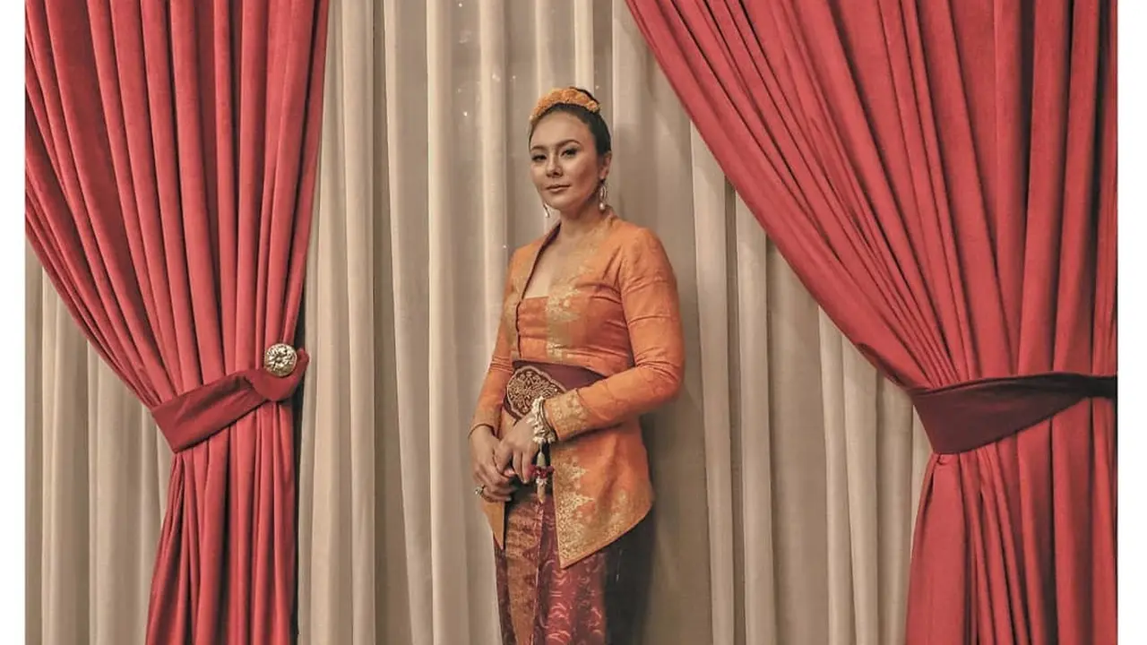 Bareng Dian Sastro, Ini 7 Gaya Wulan Guritno Jadi Bridesmaid Sahabat