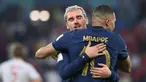 Antoine Griezmann resmi mengumumkan pengunduran dirinya dari sepak bola internasional. Tampak dalam foto, pemain depan timnas Prancis, Antoine Griezmann (kiri) bersama Kylian Mbappe saat merayakan gol pertama timnya selama pertandingan sepak bola Grup D Piala Dunia Qatar 2022 melawan Denmark di Stadion 974 di Doha pada 26 November 2022. (FRANCK FIFE/AFP)