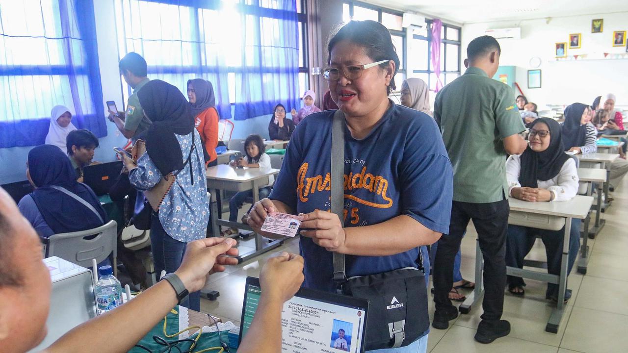 FOTO: Antusias Siswa dan Orang Tua Manfaatkan Layanan Kependudukan di SDN Kebagusam 01