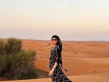 Menikmati momen liburan di Dubai, Ririn Dwi Ariyanti seru menikmati indahnya padang gurun. Dalam liburannya ini ia banyak abadikan potret serunya dalam media sosial Instagram yang menuai banyak pujian netizen. Tampil stylish dengan kacamata hitam, sosoknya pun dipuji tidak kalah dengan anak ABG. (Liputan6.com/IG/@ririndwiariyanti)