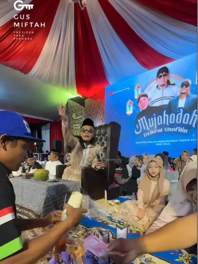 6 Potret Gus Miftah Beli Jajanan Kaki Lima, Disebut Netizen Hanya Pencitraan