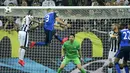 Bek Monaco Layvin Kurzawa mencoba membobol gawang Juve yang dikawal Gianluigi Buffon (OLIVIER MORIN / AFP)
