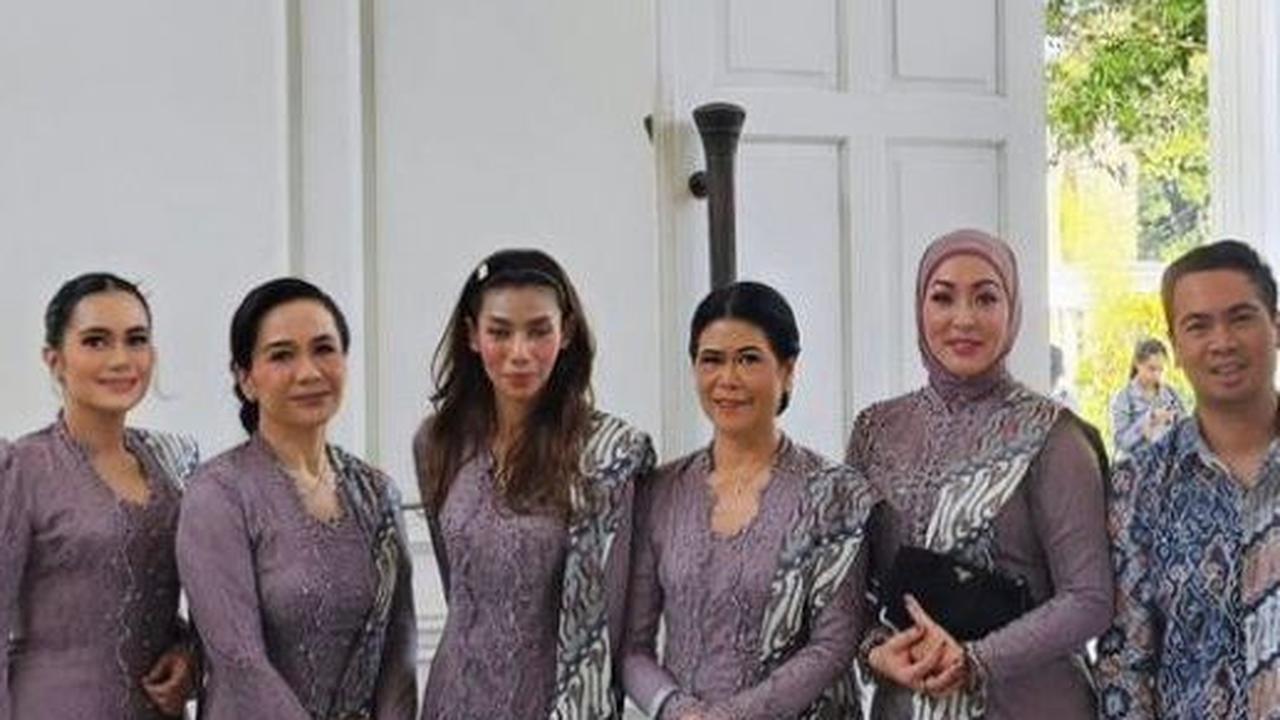 Kompak Mengenakan Baju Seragam <br>