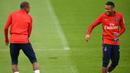 Pemain baru Paris Saint-Germain, Kylian Mbappe dan Neymar Jr saat latihan bersama di Paris, Rabu (6/9/2017). Striker 18 tahun tersebut menjalani latihan perdananya bersama armada Les Parisiens. (AFP/Franck Fife)