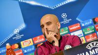 Pelatih Manchester City, Pep Guardiola saat konferensi pers jelang pertandingan melawan Shakhtar Donetsk pada grup F Liga Champions. di Kharkiv, Ukraina (5/12). (AFP Photo/Genya Savilov)