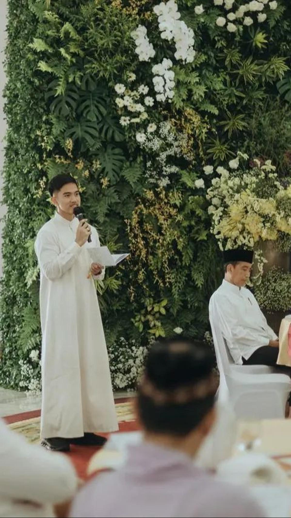Sebagai kepala keluarga dan calon ayah, Kaesang memberikan sambutan hangat kepada para hadirin yang hadir.