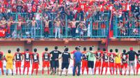 Pemain PSBI Kabupaten Blitar merayakan kemenangan 1-0 atas Persinga Ngawi, Sabtu (22/4/2017) di Stadion Gelora Panataran, Nglegok, Kabupaten Blitar. (Bola.com/Robby Firly)