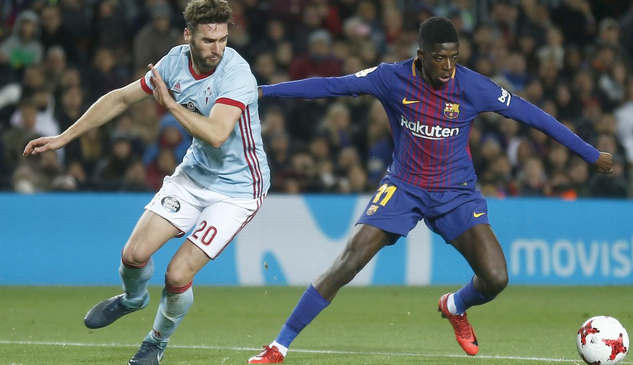 Aksi pemain FC Barcelona, Dembele (kanan) saat melewati adangan pemain Celta de Vigo, Sergi Gomez pada laga Copa del Rey di Camp Nou stadium, Barcelona, (11/1/2018). Barcelona menang 5-0 atas Celta Vigo. (AP/Manu Fernandez)