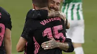 Pemain Real Madrid, Federico Valberde berselebrasi bersama Sergio Ramos setelah mencetak gol ke gawang Real Betis pada laga Liga Spanyol di Stadion Benito Villamarin, Sevilla, Minggu (27/9/2020) dini hari WIB. (AP Photo/Angel Fernandez)