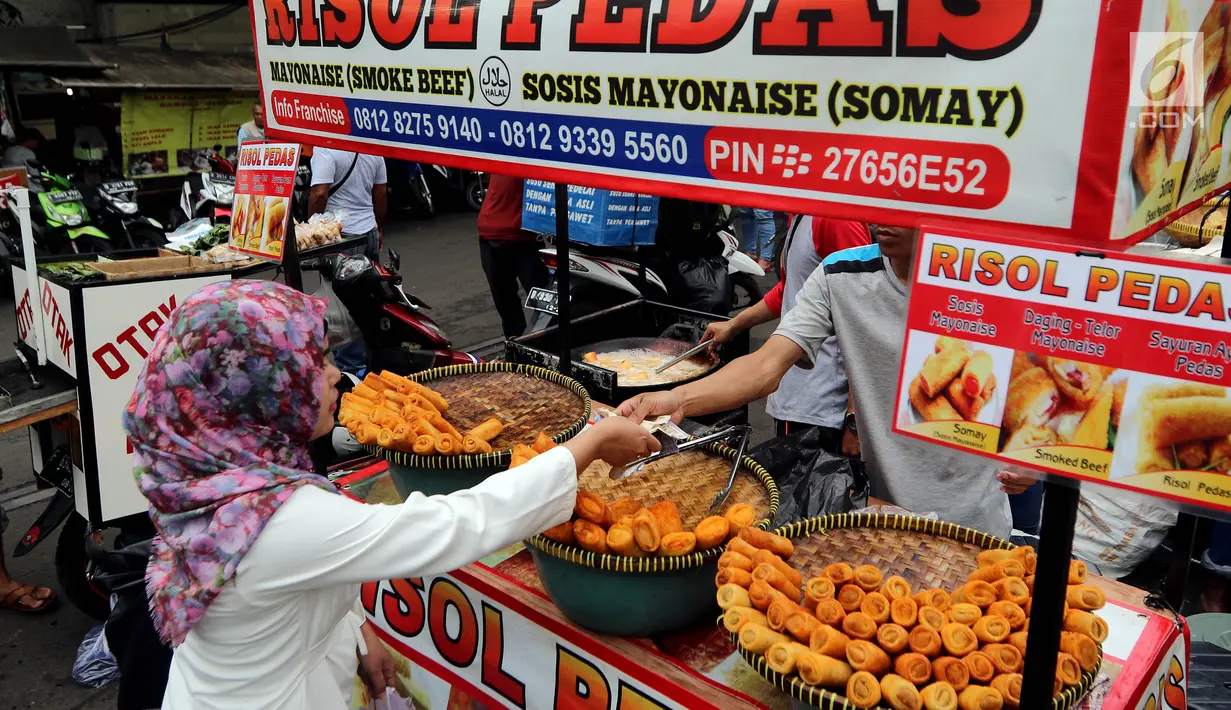 Warga membeli makanan untuk berbuka puasa di Pasar Takjil Kebon Kacang, Jakarta, Senin (29/5). Meski berada di gang sempit di antara gedung-gedung Pasar tersebut menjadi lokasi favorit warga yang bekerja di perkantoran sekitar. (Liputan6.com/Johan Tallo)