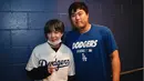 Suga sempat berfoto bersama salah satu pemain baseball, Han Jin Ryu (Liputan6.com/twitter/Dodgers)