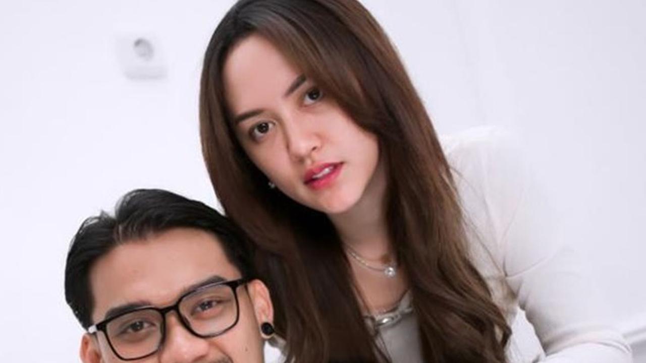 8 Potret Romantis Happy Asmara dan Gilga Sahid di Lagu ‘Manot' – Trending Nomor Satu di Youtube