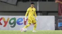 Kiper Timnas Indonesia U-23, Ernando Ari Sutaryadi mengamankan gawangnya dari gangguan pemain Chinese Taipei U-23 dalam pertandingan Grup K Kualifikasi Piala Asia U-23 2024 di Stadion Manahan, Solo, Sabtu (9/9/2023). (Bola.com/Arief Bagus)