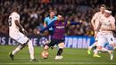 Striker Barcelona, Lionel Messi (tengah) melepaskan tendangan yang berbuah gol ke gawang Manchester United pada laga leg kedua babak perempatfinal Liga Champions 2018/2019 di Camp Nou Stadium, Barcelona (16/4/2019). Lionel Messi hingga kini telah mencetak 12 gol di babak perempatfinal Liga Champions dari 23 laga. Gol-gol tersebut dicetaknya hanya bersama Barcelona. Dua musim bersama PSG, ia belum pernah menjejakkan kaki lagi di babak perempatfinal Liga Champions. (AFP/Josep Lago)