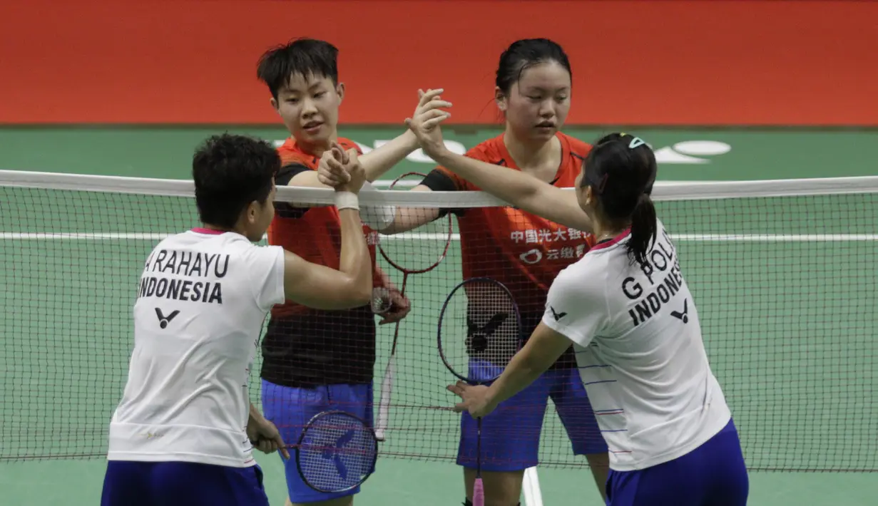 Ganda Putri Indonesia, Greysia Polii/Apriyani Rahayu, saat melawan wakil China, Liu Xuan Xuan/Xia Yu Ting, pada laga Indonesia Masters di Istora, Jakarta, Rabu (15/1/2020). Greysia/Apriyani menang 22-24, 21-17, dan 21-15. (Bola.com/M Iqbal Ichsan)