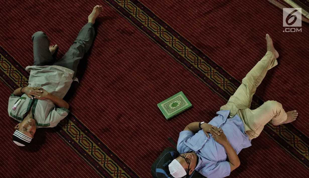 Jemaah tiduran usai salat di Masjid Istiqlal, Jakarta, Selasa (7/5/2019). Umat muslim meningkatkan ibadah pada bulan suci Ramadan dengan membaca Alquran (tadarus), salat berjemaah, berdoa, dan zikir di masjid. (Liputan6.com/Faizal Fanani)