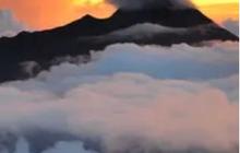 Gunung Merapi Keluarkan Awan Panas hingga 2 Kilometer, Sejumlah Wilayah Sekitar Dilanda Hujan Abu