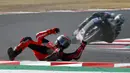 Pembalap MotoGP Francesco Bagnaia terjatuh di depan Maverick Vinales saat memimpin balapan MotoGP Emilia Romagna 2020 di Sirkuit Misano, Misano Adriatico, Italia, Minggu (20/9/2020). Bagnaia terjatuh dan tak bisa melanjutkan pertandingan yang tinggal tersisa tujuh lap. (AP Photo/Antonio Calanni)