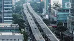 Pengendara sepeda motor nekat melintas di Jalan Layang Non Tol (JLNT) Casablanca, Jakarta Selatan, Senin (8/5/2023). (Liputan6.com/Johan Tallo)