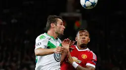 Penyerang MU, Memphis Depay (kanan) berebut bola udara dengan gelandang Wolfsburg, Christian Trasch pada laga Liga Champions di Stadion Old Trafford, Inggris, Kamis (1/10/2015). MU menang atas Wolfsburg dengan skor 2-1. (Reuters/Andrew Yates)