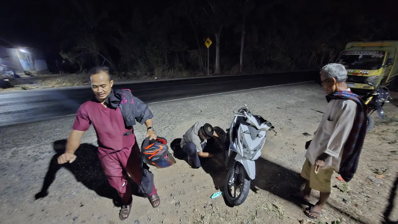 Pengendara mengalami kecelakaan akibat lubang bekas perbaikan jalan. (Liputan6.com/Ardi Munthe)