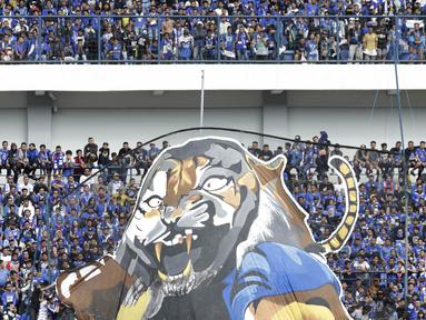 Suporter Persib Bandung, Bobotoh, melakukan koreografi saat melawan Sriwijaya FC pada laga Grup A Piala Presiden di Stadion GBLA, Bandung, Selasa (16/1/2018). Persib menang 1-0 atas Sriwijaya FC. (Bola.com/M Iqbal Ichsan)
