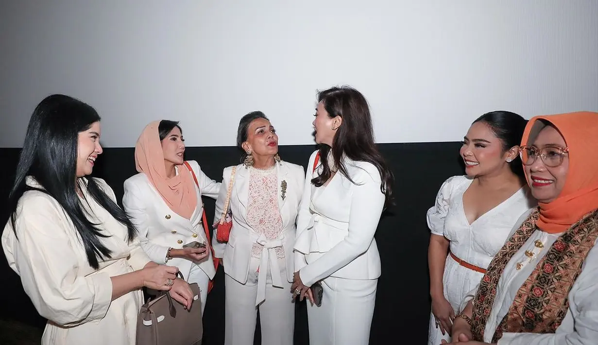 Meski kenakan dress polos, penampilan Annisa Pohan tetap terlihat mahal dengan jinjing tas Hermes. [@annisayudhoyono]