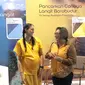 Nadine Chandrawinata bersama Head of Marketing, PT ICI Paints Indonesia (AkzoNobel Decorative Paints Indonesia), Niluh Putu Ayu Setiawati, di acara peluncuran kampanye "Warna Warni Favorit Indonesia" dari Dulux Catylac di Jakarta Pusat, 21 September 2023. (Liputan6.com/Asnida Riani)