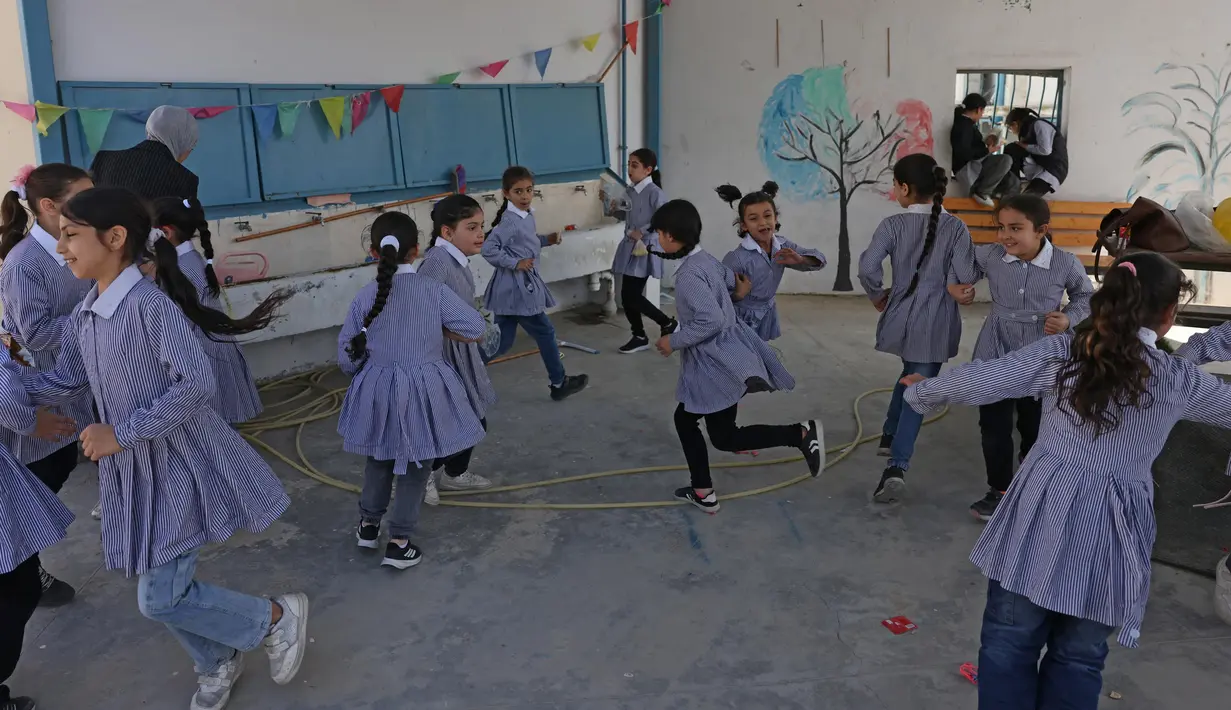 Berdasarkan perintah tersebut, tidak seorang pun akan diizinkan masuk ke sekolah, termasuk kepala sekolah, guru, dan staf lainnya. (AHMAD GHARABLI/AFP)