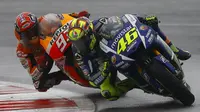 Pebalap Movistar Yamaha Valentino Rossi ditempel ketat pebalap Repsol Honda Marc Marquez dalam ajang MotoGP Inggris Raya di Sirkuit Silverstones, Minggu (30/8/2015).  (Liputan6.com/REUTERS/Darren Staples)