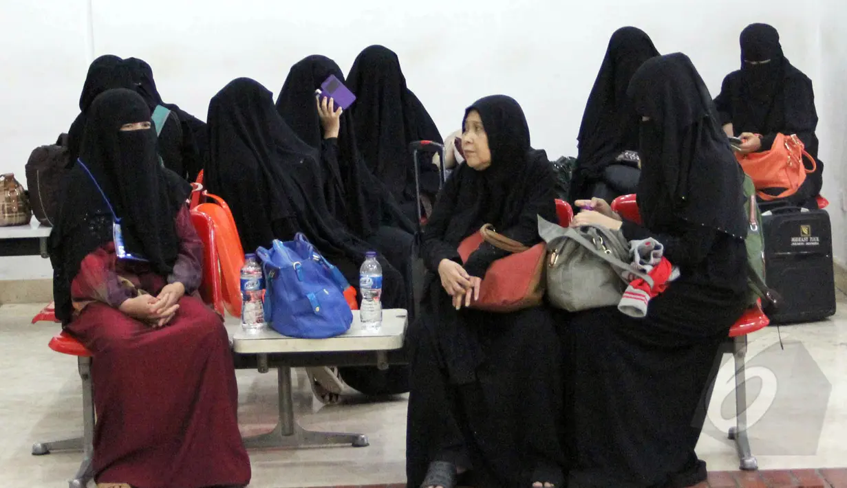 Sebanyak 370 warga Indonesia tiba di Bandara Soekarno-Hatta, Tangerang, Selasa (14/4/2015). Tampak, ratusan WNI menanti untuk dipulangkan ke daerahnya masing-masing. (Liputan6.com/Helmi Afandi)
