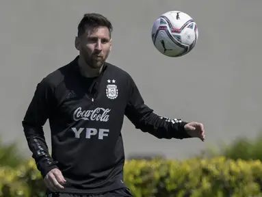 Penyerang Argentina, Lionel Messi berusaha mengontrol bola selama sesi latihan di Ezeiza, Buenos Aires (6/10/2021). Argentina akan bertanding melawan Paraguay pada Kualifikasi Piala Dunia 2022 zona Amerika Latin di Stadion Defensores del Chaco. (AFP/Juan Mabromata)